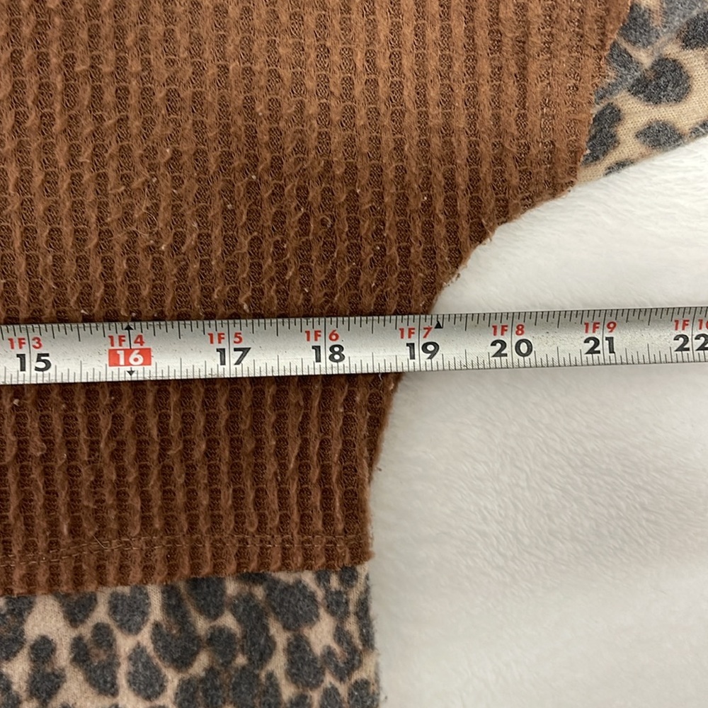 Above And Beyond Animal Print Sweater Sz Medium - Picture 6 of 7